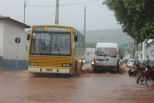 Choveu bastante em Brumado na tarde desta segunda-feira (18)