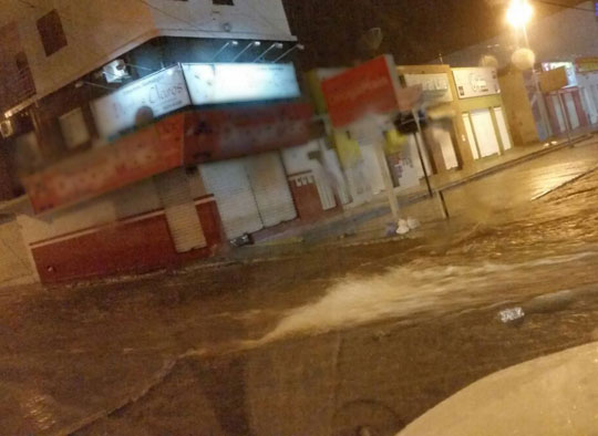 Chuva de 62 mm abre crateras e alaga várias ruas de Brumado