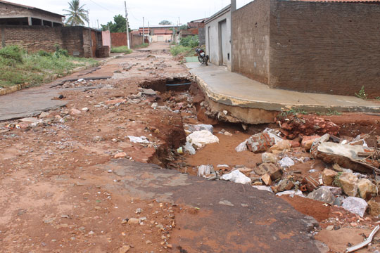 Chuva de 56 milímetros invade residências e deixa ruas esburacadas em Brumado