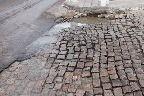 Chuva rápida provoca estragos nas ruas de Brumado