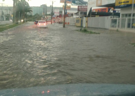 Vitória da Conquista: Temporal deixa ruas alagadas e carros são arrastados