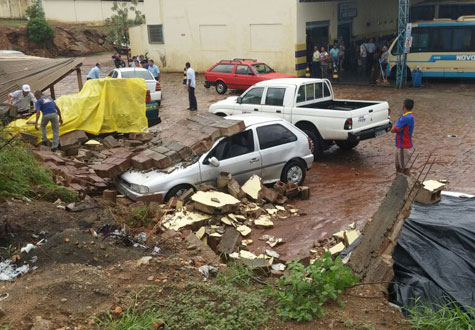 Chuva derruba muro sobre cinco carros na garagem da Novo Horizonte em Brumado