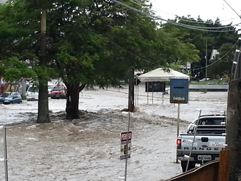 Chuva torrencial alaga ruas e deixa Vitória da Conquista em alerta