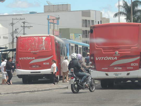 Lei cobrará multa de R$ 100 de quem for flagrado jogando lixo nas ruas de Vitória da Conquista