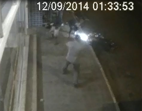 Brumado: Imagens mostram cliente reagindo a assalto em porta de farmácia