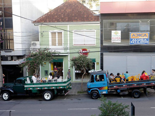 Clientes de bar usam caminhão para driblar veto a calçada no Rio Grande do Sul