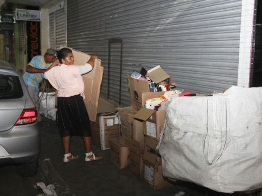 Conceição de Coité: Mãe coleta recicláveis para manter filho em curso de medicina