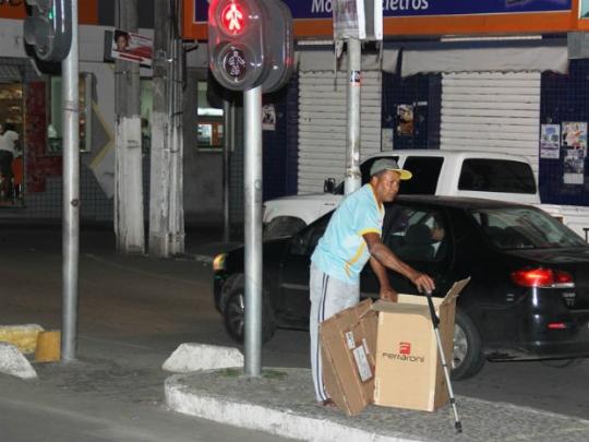 Conceição de Coité: Mãe coleta recicláveis para manter filho em curso de medicina