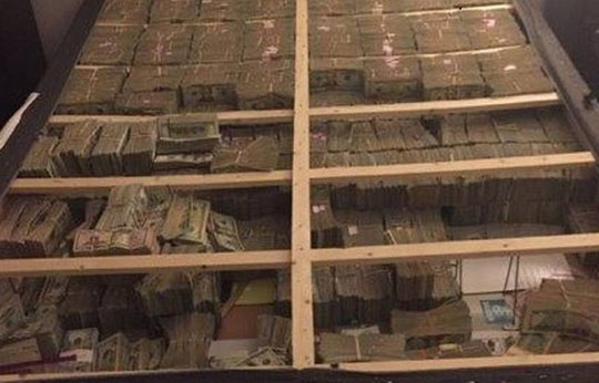Polícia americana divulga imagem da fortuna que brumadense escondia no colchão
