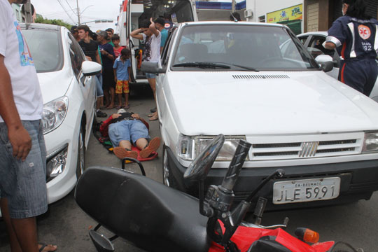 Brumado: Carro e moto se envolvem em acidente na Avenida Mourão Guimarães