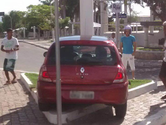 Brumado: Motorista bate em placa publicitária na Praça Coronel Zeca Leite e fica ferido
