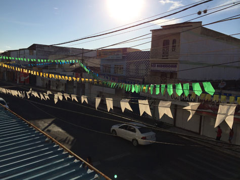 Ornamentação junina começa a ser instalada nas ruas de Brumado
