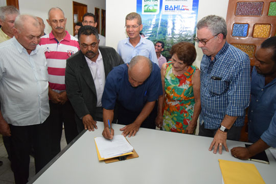 Comunidade do Campo Seco em Brumado é contemplada com kit agrícola