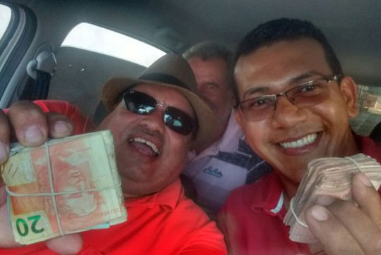 Condeúba: Imagem de vereador segurando maço de dinheiro viraliza na internet