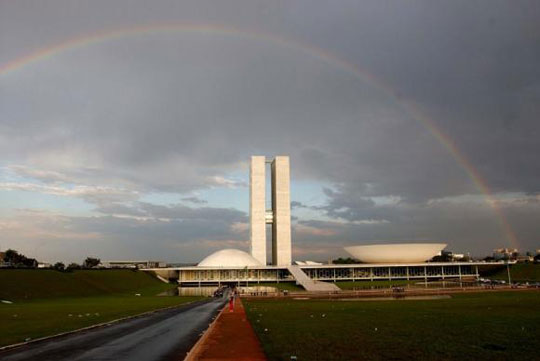 Deputados e senadores tomam posse e elegem presidentes da Câmara e do Senado