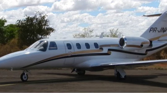 Urubu atinge aeronave do empresário Róbinson Nunes em aeroporto de Vitória da Conquista