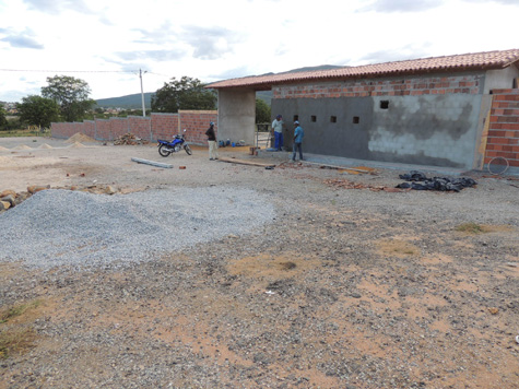 Brumado: Primeira etapa do muro do Parque de Exposições está em fase de conclusão