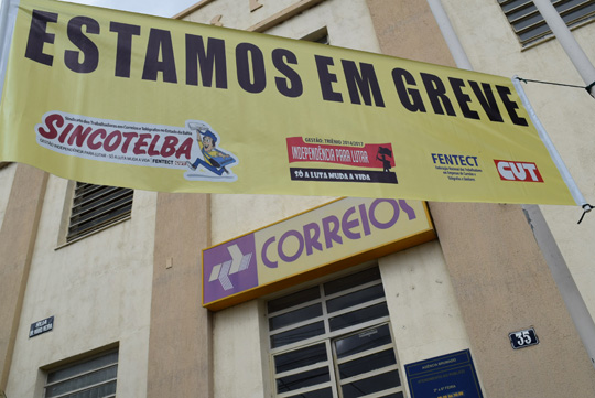 Em greve, carteiros temem fechamento da agência dos correios de Brumado e região