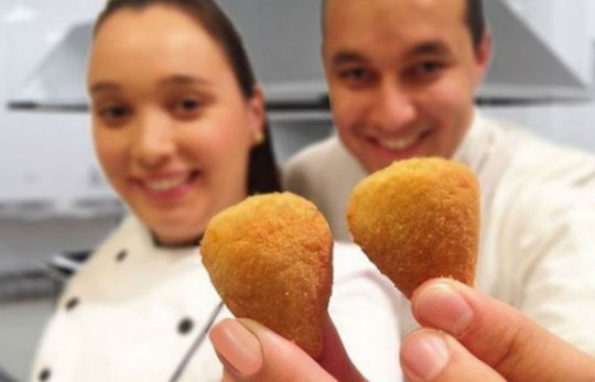 Casal de brasileiros ganha quase meio milhão com a venda de coxinhas em Nova York