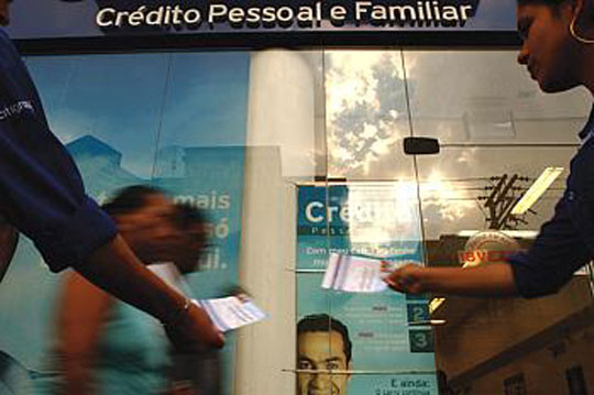 Crédito para famílias supera pela 1ª vez o dado às empresas