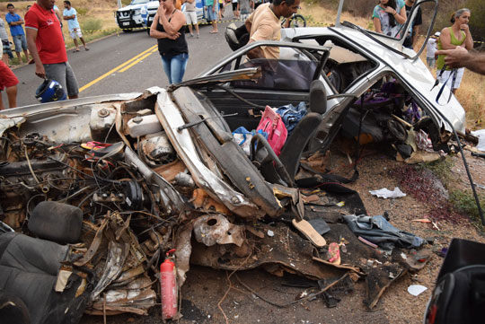 Brumado: Pais da criança que morreu em colisão entre carro e caminhão presenciaram o acidente