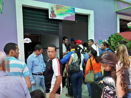 Crise faz venezuelanos viajarem até 1 dia por comida na fronteira com Brasil
