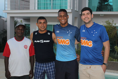 Campeão mineiro pelo Cruzeiro, jovem talento brumadense retorna para rever familiares e amigos