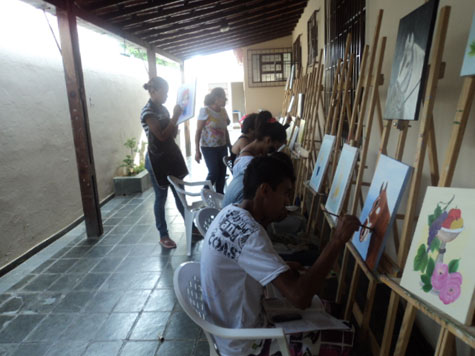 Creas Chico Xavier encerra curso de pintura em Brumado