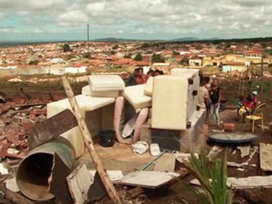 Barracos são demolidos e cerca de 125 famílias ficam desabrigadas em Vitória da Conquista