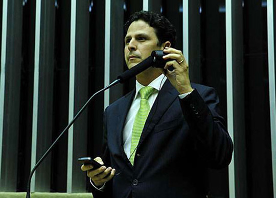 Deputado reproduz na Câmara áudio de Dilma com falsas promessas e deixa petistas desesperados