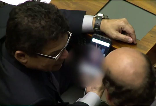 Deputados são flagrados assistindo filme pornô durante votação na Câmara