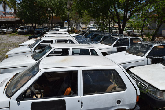 Carros abandonados pelo estado viram berçários do aedes-aegypti no extinto Derba de Brumado