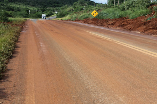 Chuva causa deslizamento de terra e provoca acidente na BA-148 em Brumado