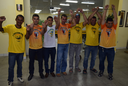 De mãos amarradas, desportistas protestam na câmara contra permuta de campo em Brumado