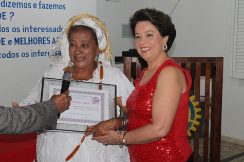 Em noite de Cosme e Damião, Rotary de Brumado homenageia Dete do acarajé