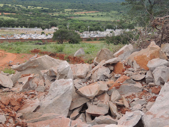 Detonação de rocha abala casas e atinge sepultura em cemitério de Brumado