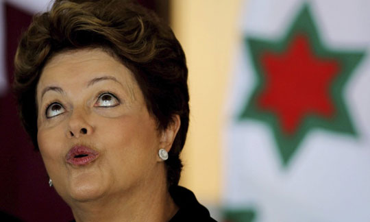 Senadores cassam mandato de Dilma, mas não a proíbe da função pública
