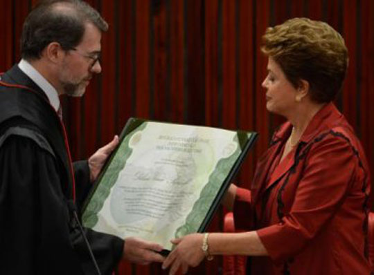 Dilma Rousseff e Michel Temer recebem diploma no TSE