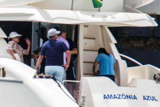 Dilma passeia de lancha com a família no litoral da Bahia