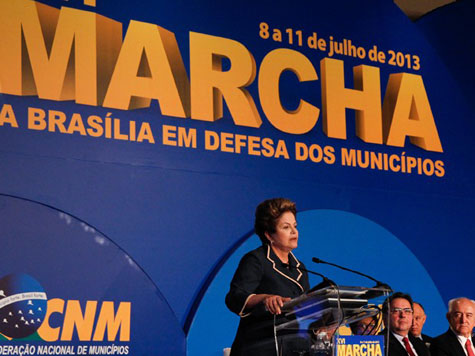 Dilma anuncia repasse de R$ 3 bi para prefeitos, mas é vaiada
