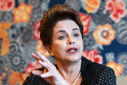 Na Suíça, Dilma admite ter cometido 'um grande erro' no governo