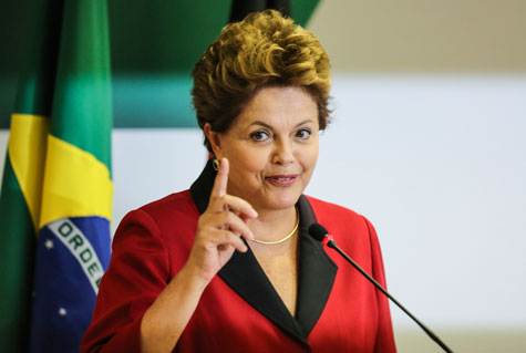 Dilma defende programas sociais e diz que país não pode retroceder