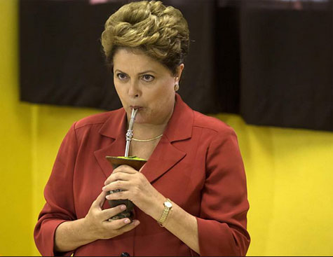 Dilma ganha chimarrão de presente ao votar em escola de Porto Alegre