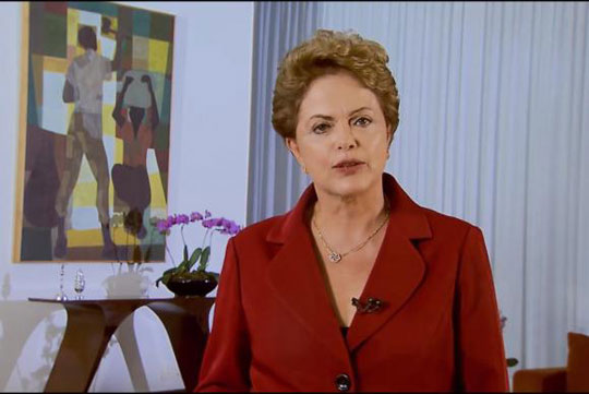Sem pronunciamento na TV, Dilma envia mensagem pelas redes sociais