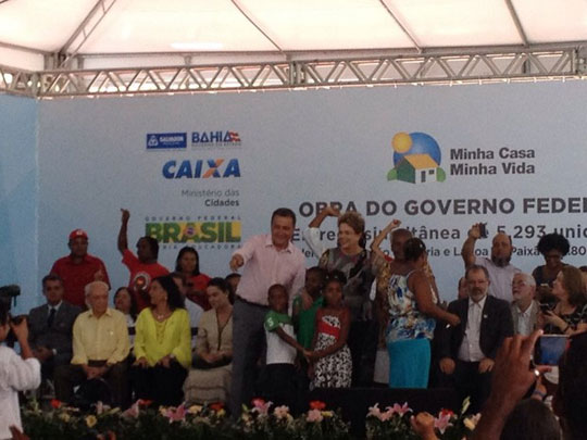 Dilma entrega casas na Bahia e repete que impeachment é golpe