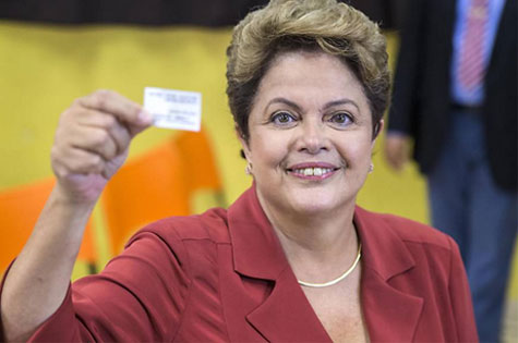 Dilma ganha chimarrão de presente ao votar em escola de Porto Alegre
