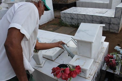 Brumado: Coveiro trabalha de graça há duas décadas e ainda paga para manter cemitério