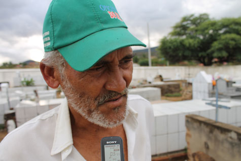 Brumado: Coveiro trabalha de graça há duas décadas e ainda paga para manter cemitério