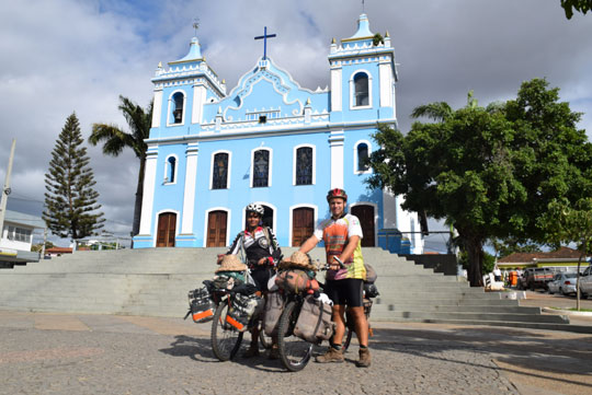 Casal que está há quatro anos viajando pela América Latina de bicicleta pernoita em Brumado