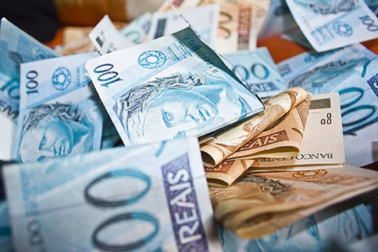 Sobe número de brasileiros que usam 13º para pagar contas